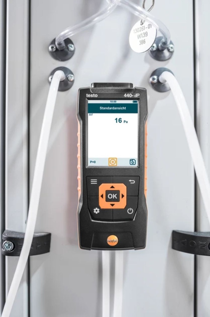 testo 440 dP air velocity and IAQ measuring instrument including integrated differential pressure sensor, connection hose, 3 x AA batteries, USB cable and calibration protocol.